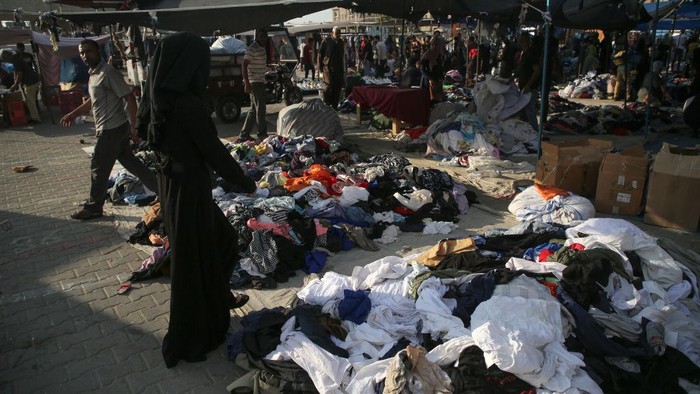 Kamp pengungsian Nusseirat, Jalur Gaza, juga menyediakan pasar pakaian bekas untuk warga. Yuk, intip foto-fotonya.