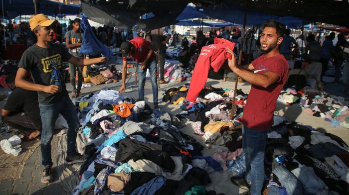 Mengintip Pasar Pakaian Bekas di Kamp Pengungsi Gaza Kamp pengungsian Nusseirat, Jalur Gaza, juga menyediakan pasar pakaian bekas untuk warga. Yuk, intip foto-fotonya.