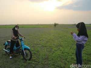 Menikmati Sunset dari Tengah Sawah Kudus, Ramai Warga Setiap Sore