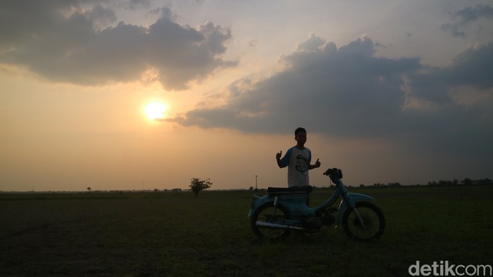 Menikmati sunset dari persawahan di Undaan, Kudus, Senin (22/8/2022).