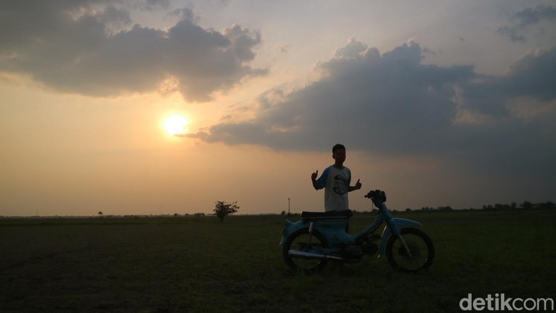 Menikmati sunset dari persawahan di Undaan, Kudus, Senin (22/8/2022). Menikmati sunset dari persawahan di Undaan, Kudus, Senin (22/8/2022).