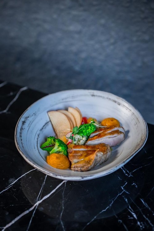 Menu bebek saus jeruk di JAAN Bali