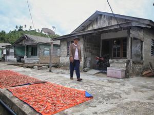 Meski Biaya Kuliah Mahal, Nelayan Ini Mampu Kuliahkan Anak hingga S2