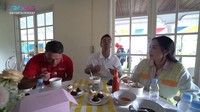 Pria berusia 42 tahun ini mengunjungi Indonesia beberapa hari lalu dan bertemu dengan Raffi Ahmad. Owen juga diundang oleh Raffi ke rumahnya. Foto: Instagram @themichaelowen / YouTube RANS Entertainment
