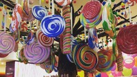 Mengunjungi Dubai, ini potret Owen dan sang istri berada di toko permen. Aneka permen ditawarkan dan tampaknya ia berkunjung untuk menemani sang anak yang membeli permen. Foto: Instagram @themichaelowen / YouTube RANS Entertainment