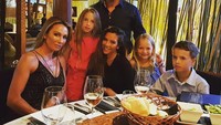 Ini potret Michael Owen dengan sang istri dan anak-anaknya. Mereka tampak harmonis ketika makan bersama di restoran. Foto: Instagram @themichaelowen / YouTube RANS Entertainment