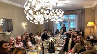 Owen kerap mengunggah momen kebersamaannya dengan keluarga. Seperti momen makan malam hangat di hari Natal dengan keluarga besarnya. Foto: Instagram @themichaelowen / YouTube RANS Entertainment