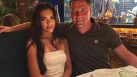 Momen lainnya bersama Gema juga terlihat saat makan malam di sebuah restoran. Putrinya tampak cantik dengan balutan gaun putih. Foto: Instagram @themichaelowen / YouTube RANS Entertainment