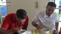 Pasangan Raffi Ahmad dan Nagita Slavina ini langsung mengajak Owen makan di kediamannya. Mereka menjamu Owen dengan semangkuk bakso. Owen tampak menikmati jamuan itu. Foto: Instagram @themichaelowen / YouTube RANS Entertainment