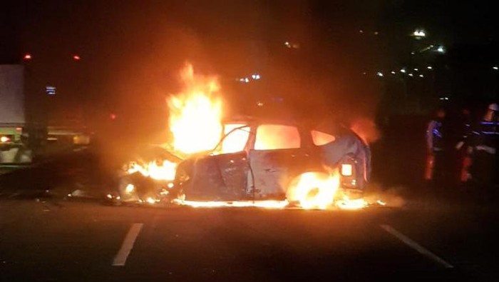 Mobil CR-V Prestige tabrakan hingga terbakar di Tol Tangerang