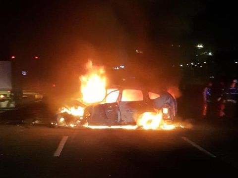 Mobil CR-V Prestige tabrakan hingga terbakar di Tol Tangerang
