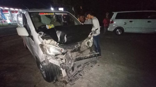 Mobil Nissan Evalia yang ringsek bagian depannya akibat tabrakan beruntun di jalur Denpasar-Gilimanuk, depan SPBU Abiantuwung, pada Senin (22/8/2022).