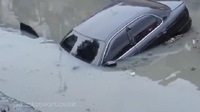 Mobil Sedan nyemplung di Kali Sunter, Jakpus