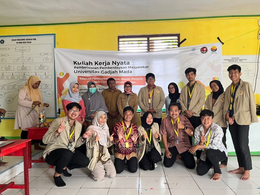 Momen kebersamaan KKN-PPM UGM dengan warga Maluku Tenggara