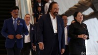 Keduanya terlihat senang dan tersenyum berkali-kali. Ketua DPP PDI Perjuangan ini menegaskan pertemuan dengan Surya Paloh bukanlah pertemuan yang terakhir. Sinergi jelang 2024 juga dibahas.