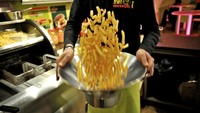 Kentang gorengnya juga akan diberi bumbu dan perasa sesuai dengan permintaan pengunjung. Kamu bisa request tingkat keasinan apa yang diinginkan sesuai dengan selera. Foto: Frietmuseum