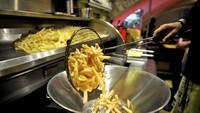 Kentang goreng akan dimasak hingga matang dan ditiriskan sampai benar-benar kering minyaknya. Kentang-kentang ini sengaja disiapkan bagi pengunjung usai mengelilingi museum. Foto: Frietmuseum