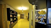 Sebuah museum di Belgia sengaja didirikan untuk menyimpan serba serbi tentang kentang goreng. Suasana museumnya didominasi oleh warna kuning dan hiasan kentang goreng dimana-mana. Foto: Frietmuseum