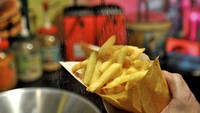 Jika ingin lebih banyak bumbu, kamu juga bisa meminta ekstra. Bumbu tambahannya akan diberikan sebagai taburan pada bagian atas kentang. Foto: Frietmuseum