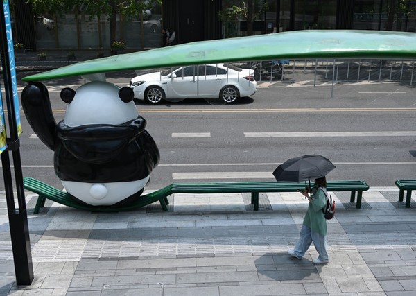 Patung panda raksasa tersebut menjadi pusat perhatian para penumpang bus atau kendaraan yang melewati halte tersebut.
