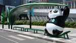 Gemas, Ada Patung Panda Raksasa di Halte Bus Chengdu, China