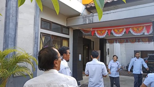 Para komisioner dan pegawai Sekretariat KPU Tabanan berhamburan saat gempa dengan bermagnitudo 5,8 terjadi pada Senin (22/8/2022) sore.