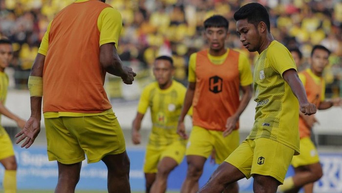 Para pemain Barito Putera saat melakukan latihan.