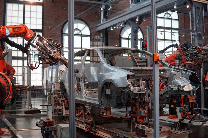 Industri otomotif jadi salah satu contoh pasar oligopoli.