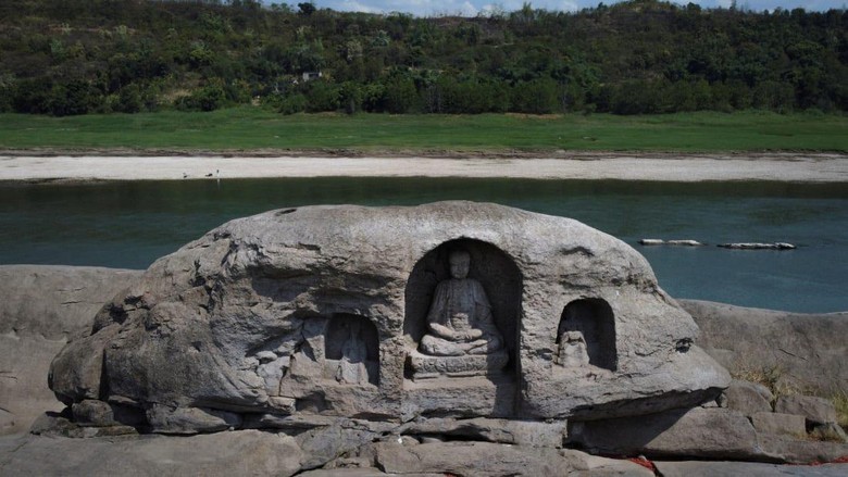Patung Buddha di Sungai Yangtze
