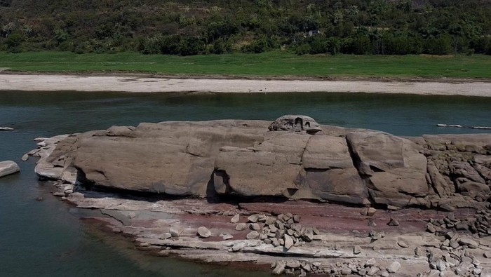 A once submerged Buddhist statue sits on top of Foyeliang island reef in the Yangtze river, which appeared after water levels fell due to a regional drought in Chongqing, China, August 20, 2022.  REUTERS/Thomas Peter     TPX IMAGES OF THE DAY