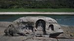 Kemunculan Patung Buddha di Sungai yang Mengering di China