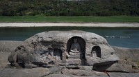 Air sungai yang semakin turun menampakkan situs kuno berupa Patung Buddha yang diyakini berusia 600 tahun. Terlihat bagaimana besarnya penyusutan air akibat kekeringan ini.