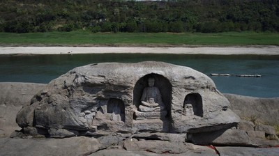Kemunculan Patung Buddha di Sungai yang Mengering di China