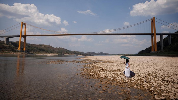 A once submerged Buddhist statue sits on top of Foyeliang island reef in the Yangtze river, which appeared after water levels fell due to a regional drought in Chongqing, China, August 20, 2022.  REUTERS/Thomas Peter     TPX IMAGES OF THE DAY