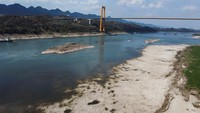 Lanskap sungai menunjukkan debit air mengalami penyusutan drastis. Sungai Yangtze mendekati rekor penyusutan air selama kekeringan regional di Chongqing, China.  