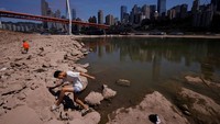 Bibir sungai mengering dan menjorok ke bagian tengah. Menyusutnya air sungai tersebut akibat gelombang panas ekstrem yang melanda sejumlah wilayah di China.  
