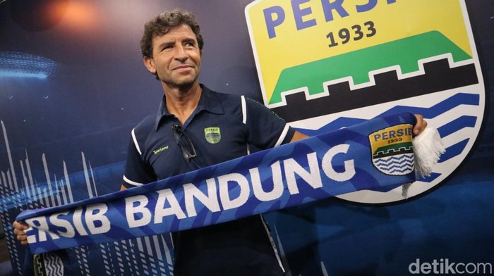 Pelatih Persib Bandung Luis Milla Resmi Diperkenalkan