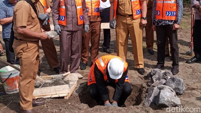 Peletakan batu pertama pembangunan jalan pesisir di Pangandaran