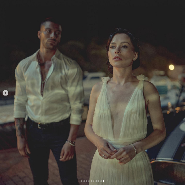 The Next 365 Days masih menghadirkan dua pemeran utamanya Anna-Maria Sieklucka dan Michele Morrone. Pemain Nacho, Simone Susinna, yang mencuri atensi di 365 Days: This Day juga kembali di The Next 365 Days. Foto: Dok. Getty Images, Netflix