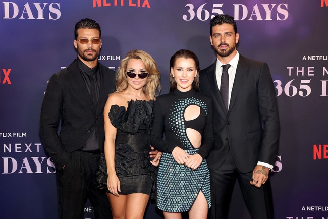 Inilah gaya para pemain The Next 365 Days saat promosi film mereka di New York, 18 Agustus 2022. Dari kiri ke kanan ada Simone Susinna, Blanka Lipińska, Anna-Maria Sieklucka, and Michele Morrone. Dari keempat orang itu, hanya Blanka yang bukan pemain The Next 365 Days. Dia merupakan penulis novel erotis trilogi 365 Days yang bukunya difilmkan. Foto: Dok. Getty Images, Netflix