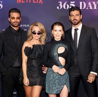 Inilah gaya para pemain The Next 365 Days saat promosi film mereka di New York, 18 Agustus 2022. Dari kiri ke kanan ada Simone Susinna, Blanka Lipińska, Anna-Maria Sieklucka, and Michele Morrone. Dari keempat orang itu, hanya Blanka yang bukan pemain The Next 365 Days. Dia merupakan penulis novel erotis trilogi 365 Days yang bukunya difilmkan. Foto: Dok. Getty Images, Netflix