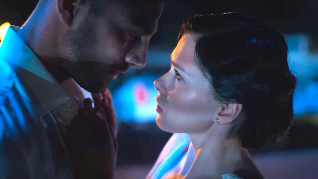 Film The Next 365 Days masih mengikuti kisah cinta Laura dan Massimo. Namun pernikahan mereka retak saat Laura mulai memiliki pria idaman lain, Nacho. Dia menyadari suaminya yang dulu menculiknya dan posesif padanya bukanlah pria yang benar-benar dicintainya. Foto: Dok. Getty Images, Netflix