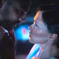 Film The Next 365 Days masih mengikuti kisah cinta Laura dan Massimo. Namun pernikahan mereka retak saat Laura mulai memiliki pria idaman lain, Nacho. Dia menyadari suaminya yang dulu menculiknya dan posesif padanya bukanlah pria yang benar-benar dicintainya. Foto: Dok. Getty Images, Netflix