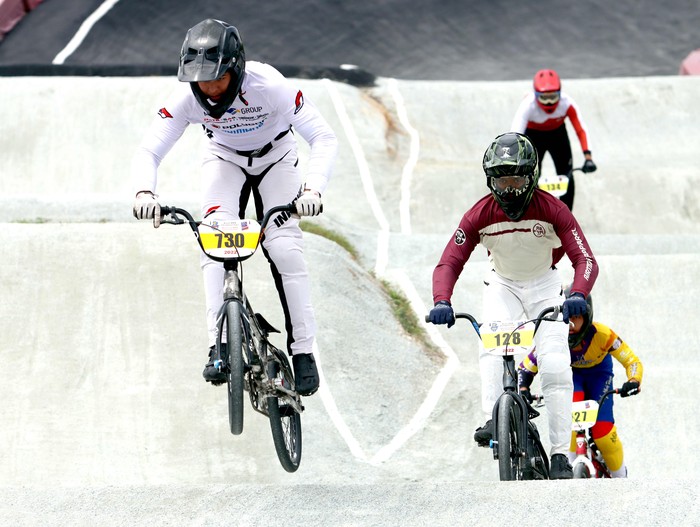 PEMBALAP INDONESIA JUARA BMX INTERNASIONAL Pembalap Indonesia Raiden Raga (depan) memacu kecepatan sepedanya pada Kejuaraan BMX UCI C1 International Malaysia, Minggu (21/8/2022). Raiden yang merupakan atlet binaan Media Group, kembali menjadi juara pertama di kejuaraan internasional yang diikuti ratusan rider dari enam negara yaitu Indonesia, Jepang, Korea, Thailand, Singapura dan tuan rumah Malaysia. ANTARA FOTO/HO/MI/Adam Dwi/aww/YU