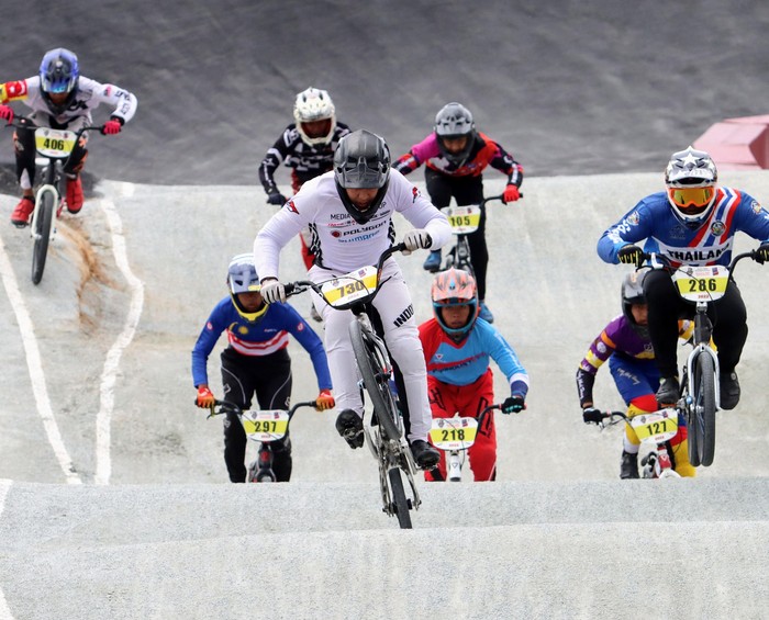 PEMBALAP INDONESIA JUARA BMX INTERNASIONAL Pembalap Indonesia Raiden Raga (depan) memacu kecepatan sepedanya pada Kejuaraan BMX UCI C1 International Malaysia, Minggu (21/8/2022). Raiden yang merupakan atlet binaan Media Group, kembali menjadi juara pertama di kejuaraan internasional yang diikuti ratusan rider dari enam negara yaitu Indonesia, Jepang, Korea, Thailand, Singapura dan tuan rumah Malaysia. ANTARA FOTO/HO/MI/Adam Dwi/aww/YU