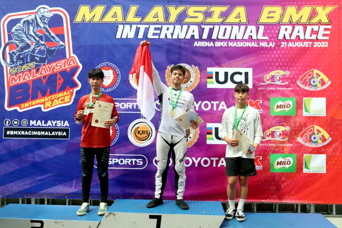 PEMBALAP INDONESIA JUARA BMX INTERNASIONAL Pembalap Indonesia Raiden Raga (depan) memacu kecepatan sepedanya pada Kejuaraan BMX UCI C1 International Malaysia, Minggu (21/8/2022). Raiden yang merupakan atlet binaan Media Group, kembali menjadi juara pertama di kejuaraan internasional yang diikuti ratusan rider dari enam negara yaitu Indonesia, Jepang, Korea, Thailand, Singapura dan tuan rumah Malaysia. ANTARA FOTO/HO/MI/Adam Dwi/aww/YU