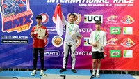Pembalap Indonesia Raiden Raga mengangkat bendera Merah Putih setelah berhasil menjadi juara pertama pada Kejuaraan BMX UCI C1 International Malaysia, Minggu (21/8/2022).