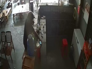 Terekam CCTV Pencurian HP Bermodus Beli Dibungkus di Kota Pasuruan