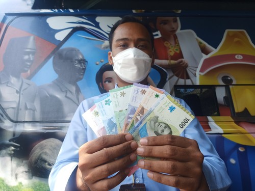 Pengelola Unit Implementasi Pengelolaan Uang Rupiah (PUR), I Nyoman Gede Arie Darmawan (34) ketika menunjukkan tujuh uang rupiah kertas baru tahun 2022