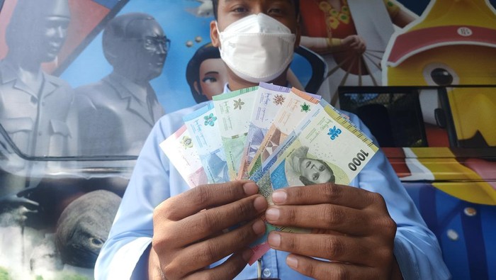 Pengelola Unit Implementasi Pengelolaan Uang Rupiah (PUR), I Nyoman Gede Arie Darmawan (34) ketika menunjukkan tujuh uang rupiah kertas baru tahun 2022
